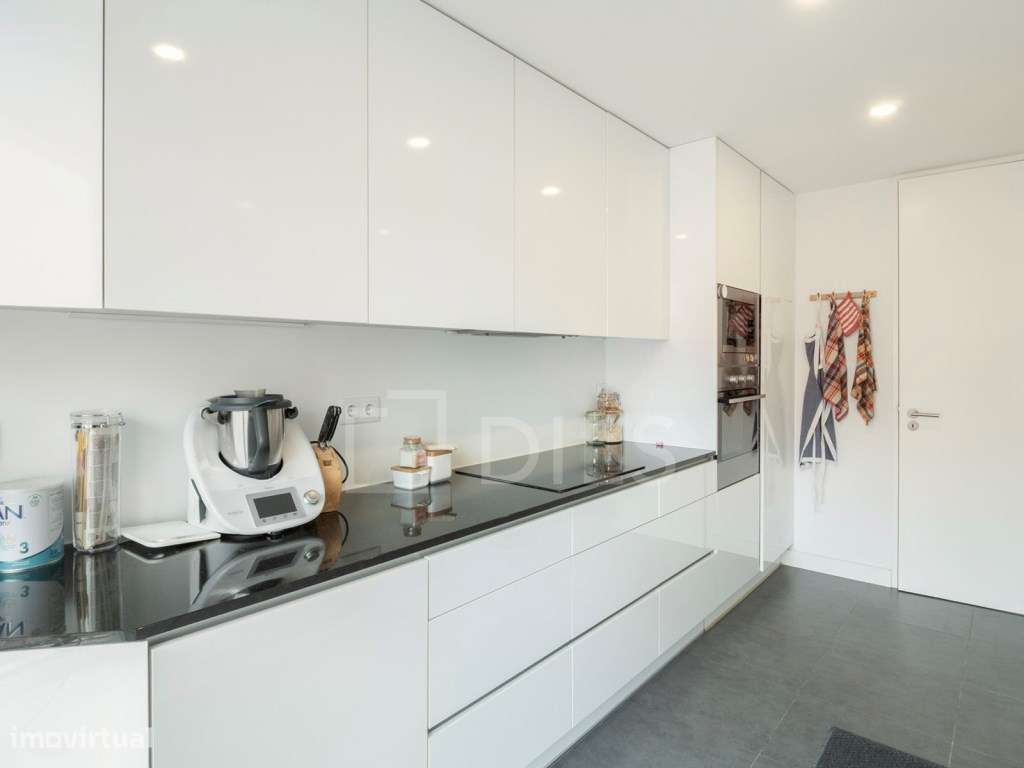 Apartamento T3 com varandas e estacionamento em Campolide - Grande imagem: 5/31