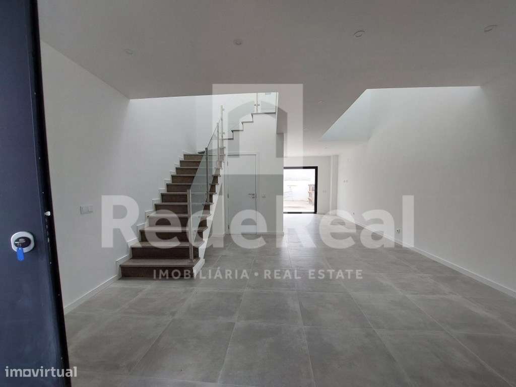 Moradia Unifamiliar de Dois Pisos - Grande imagem: 4/19