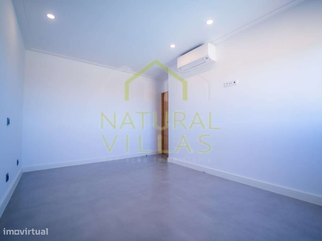 Moradia T5 com Piscina e Design Moderno em Fonte Santa-23