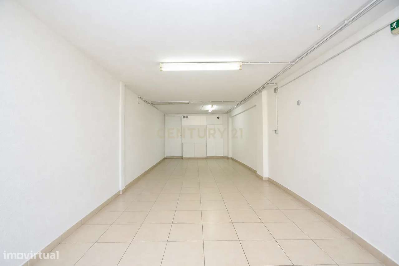 Apartamento T3, com 107 m² de área útil, estúdio musical com 40 m² e g-22