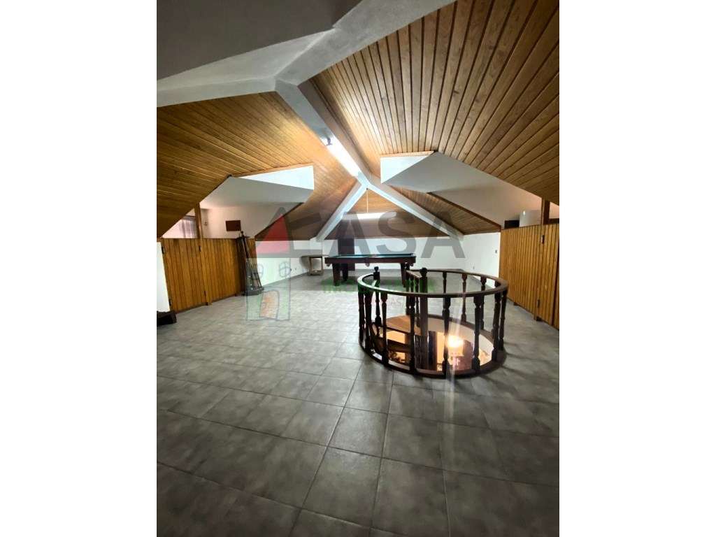 Moradia T15 com Renda Ativa + de €12.000/mês em Famões-27