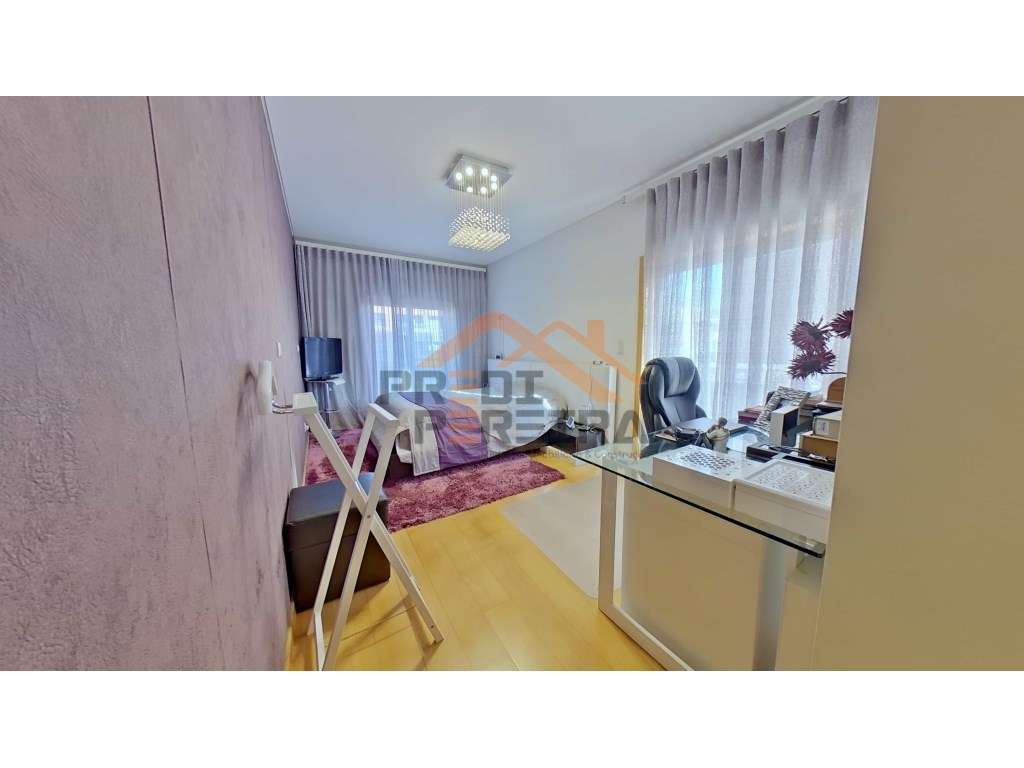 Situado na Urb. Colinas do Cruzeiro, T3 com três varandas e box par...-18