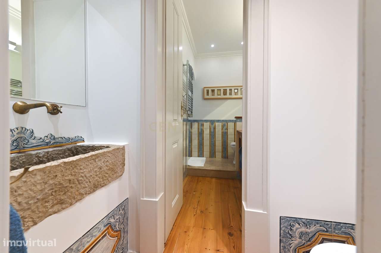 Exclusivo apartamento T4 com estacionamento privado na Baixa, junto ao-18