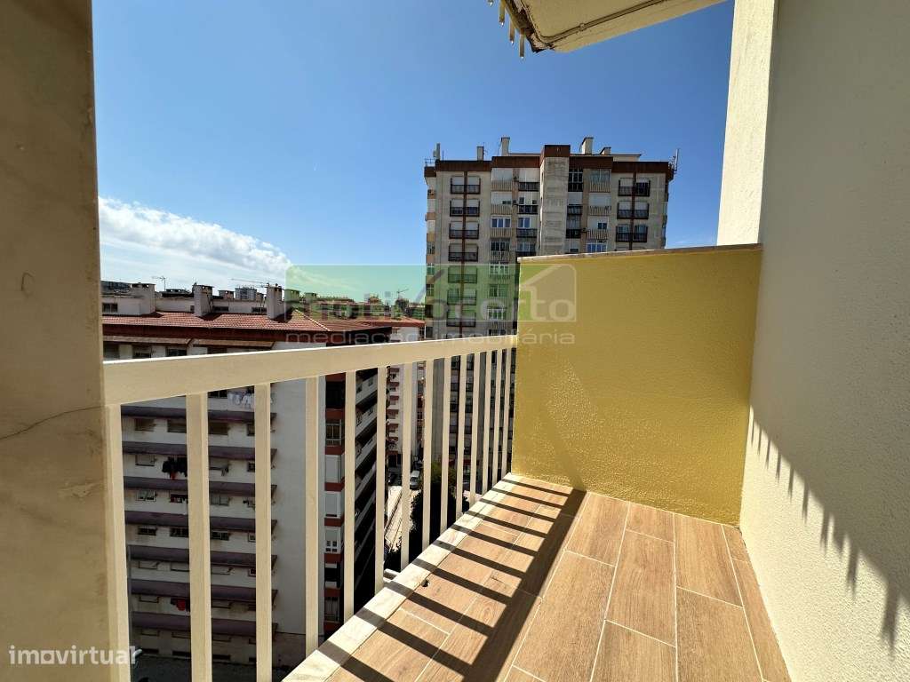 Magnífico T3 Totalmente Remodelado no Casal de São Brás, com Varand...-7