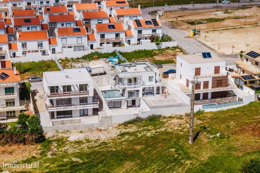 Moradia isolada de design contemporâneo nos Casais Mestre Mendo-47