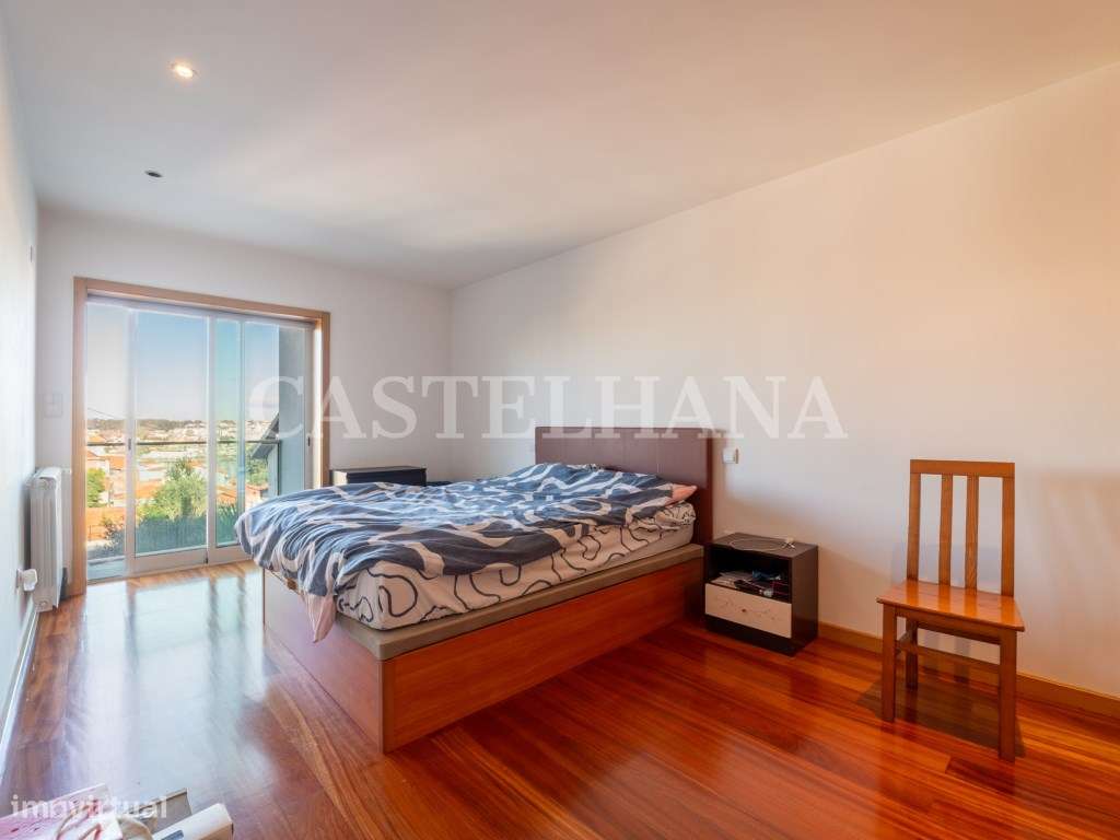 Moradia T4+1 com jardim, terraços e garagem privada, próxima a Mari...-6