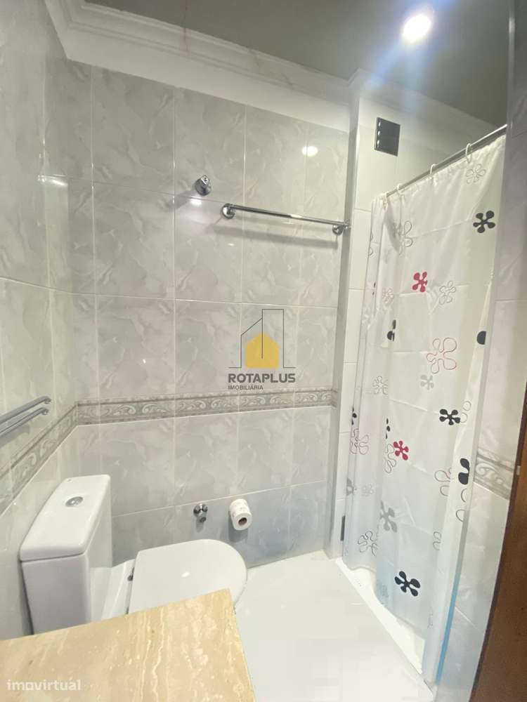 Moradia T4, Salão de Convívio e Excelente Localização-27