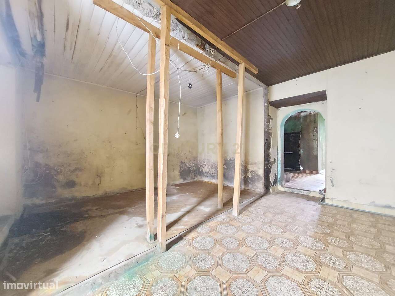 Uma Ruína com Duas Frentes Potencial Único – Centro Histórico da Ribei - Grande imagem: 4/14