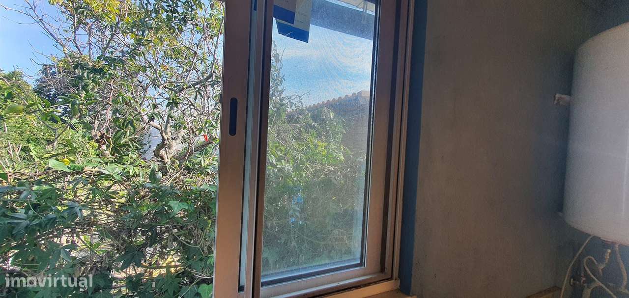 Lindíssima Moradia em Madeira inserida num terreno de 540m2 garagem-10