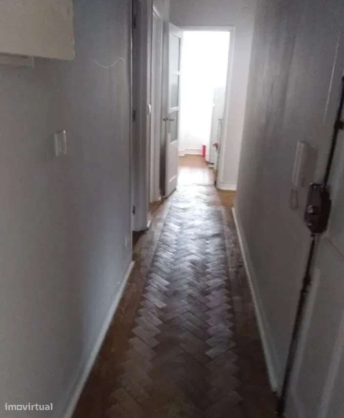 Excelente Apartamento de 4 assoalhadas sito nas Avenidas Novas-9