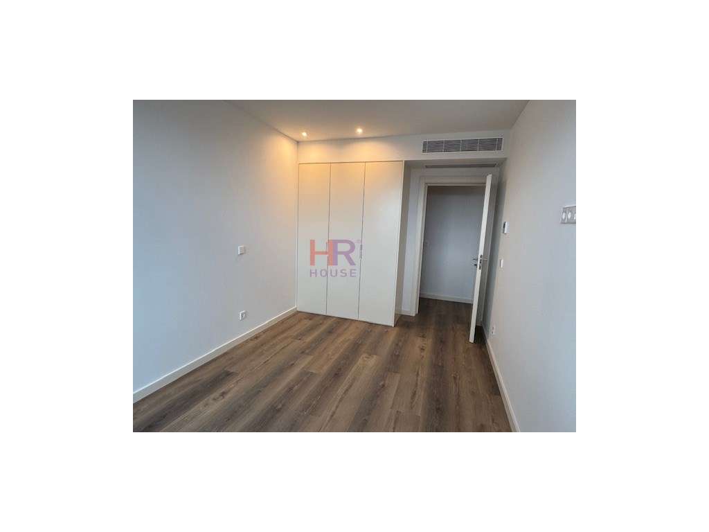 Arrenda -se T1 com lugar de garagem coberto e piscina comum. - Grande imagem: 5/12