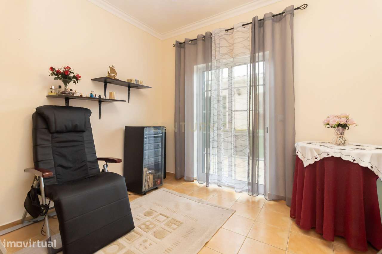 Moradia T4 Independente com garagem e jardim em Setúbal-15