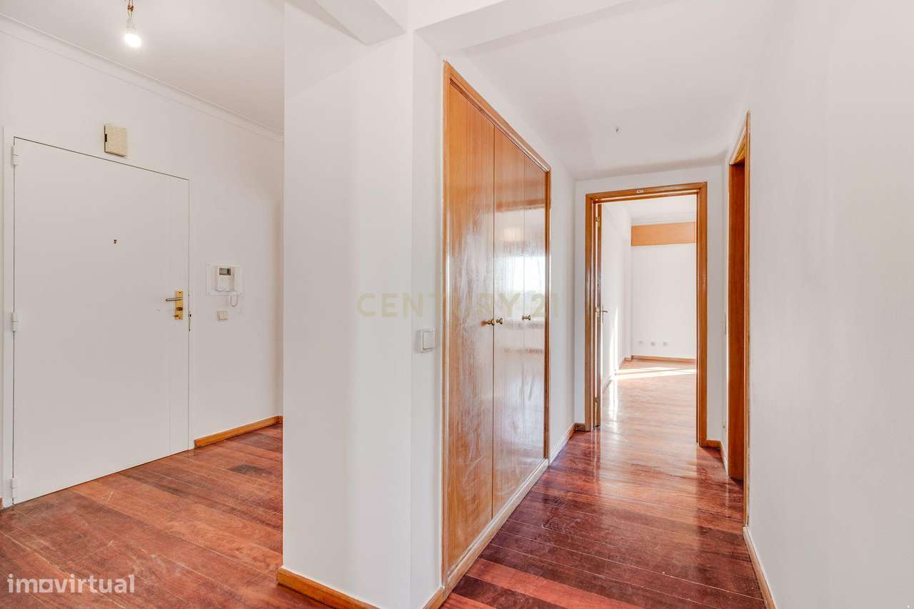 Fantástico T5 Quinta das Conchas frente ao metro-14