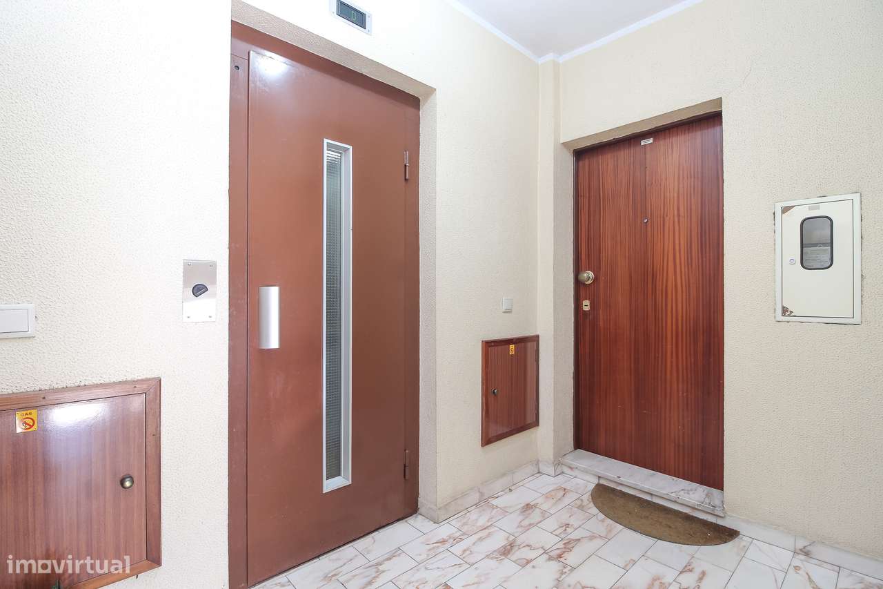 Apartamento T2 | Último Piso | Duas Frentes | Garagem | Valongo-17