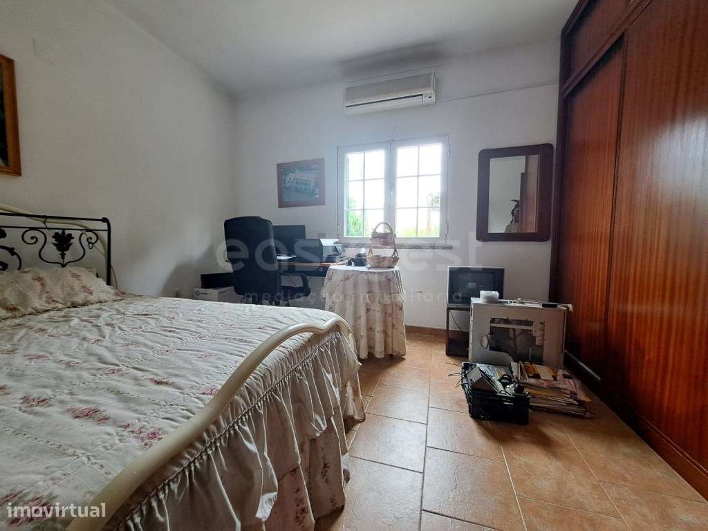 Moradia com pequeno logradouro, localizada na periferia da cidade d... - Grande imagem: 4/44