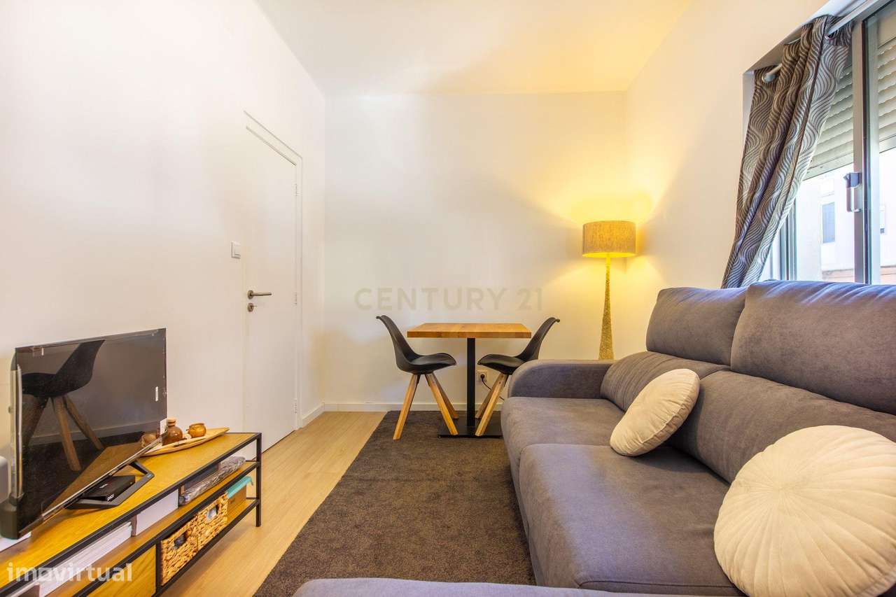 Apartamento renovado com logradouro de aproximadamente 30m2.-7