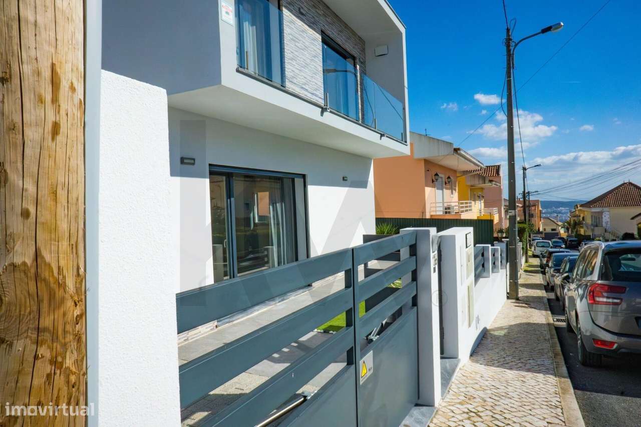 T3 Isolada em Famões: A Estreia Perfeita para a sua Família - Grande imagem: 5/53