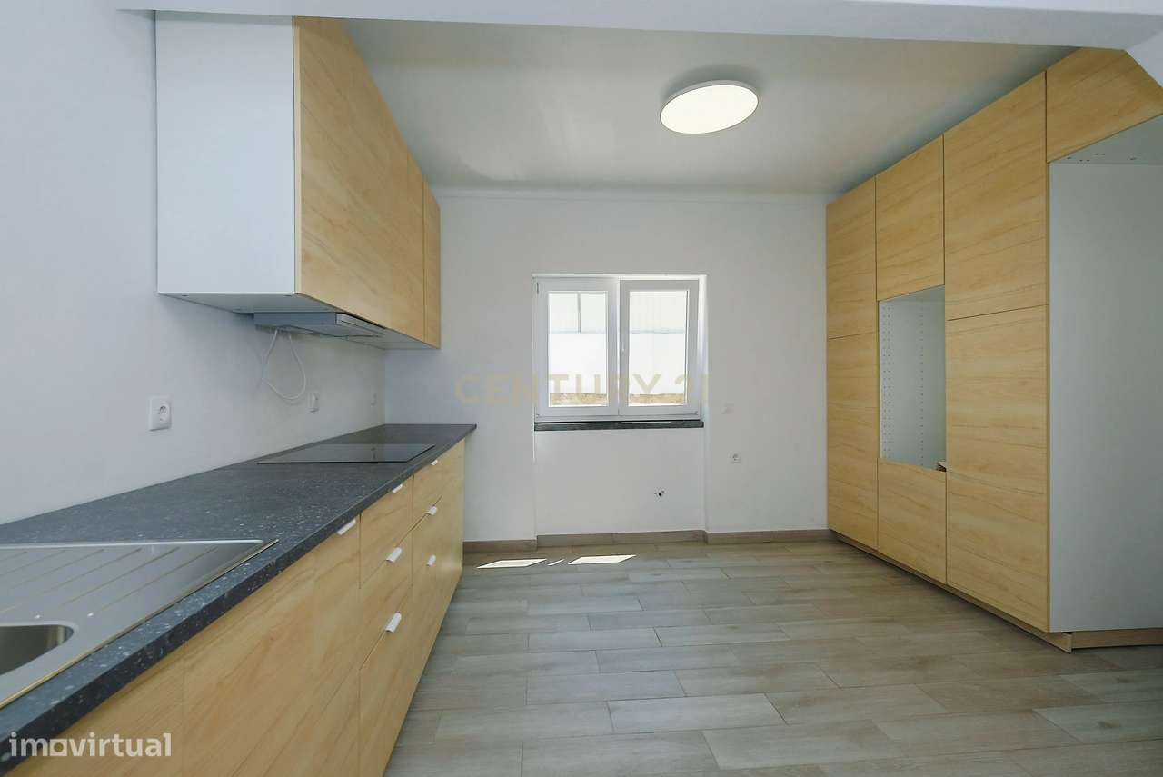 Moradia T4 Renovada no Estoril | Conforto, Espaço e Excelente Localiza-10