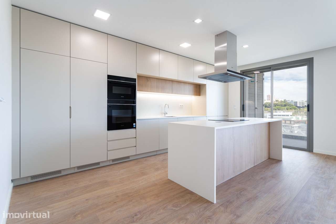 Apartamento T3 Novo a Estrear | 3 Suites | Vista Rio | Garagem Box | C-0