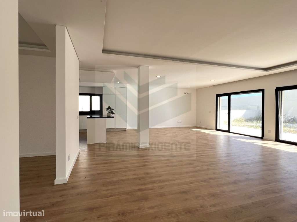 Ampla Moradia T4 em Azeitão: 72m² Open Space, 3 Suítes-7