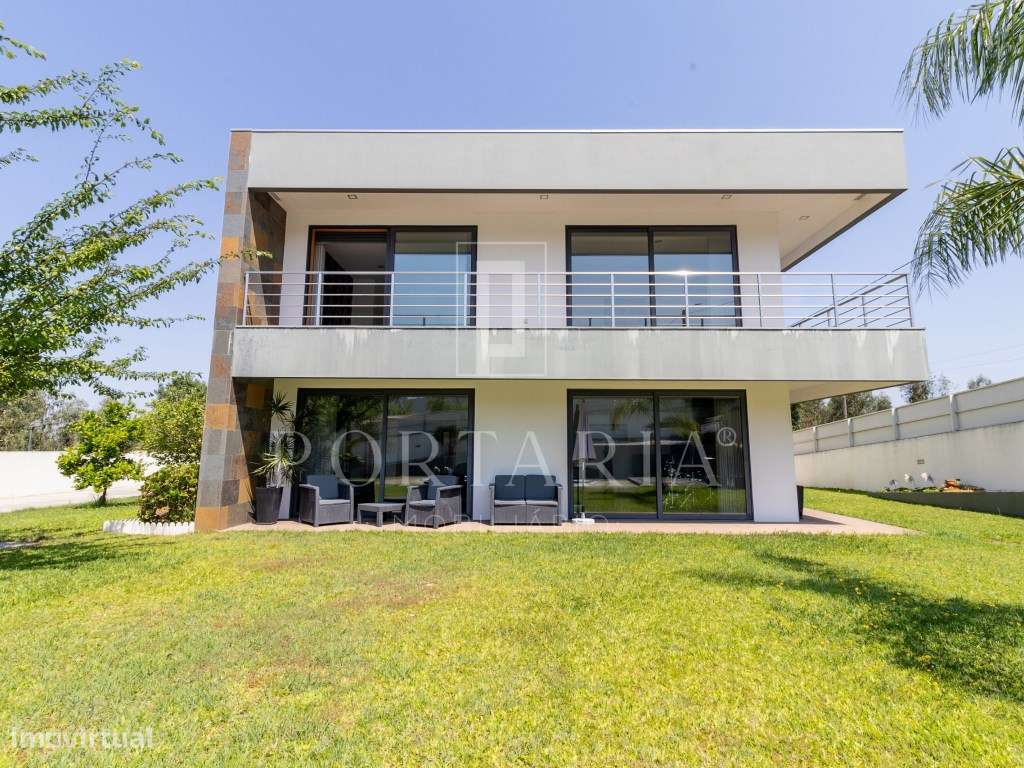 Fantástica moradia V4 isolada com piscina-28