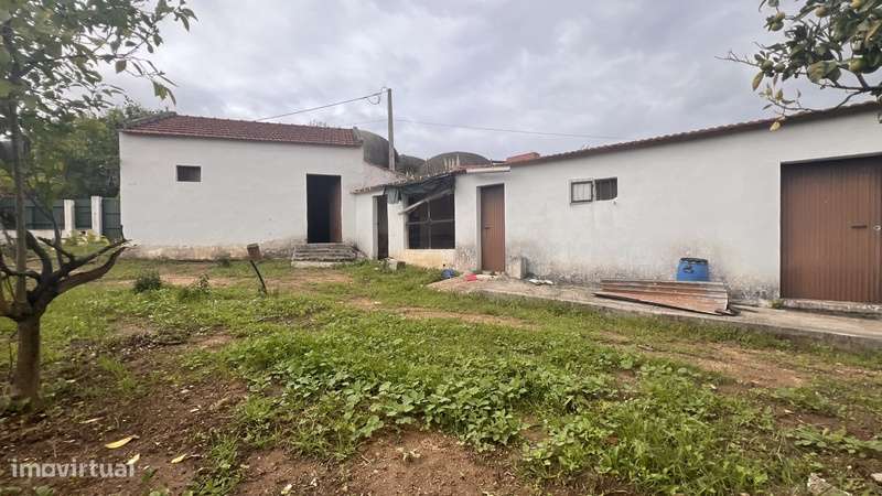 Armazém com Potencial para Moradia no Centro do Cadaval!-7