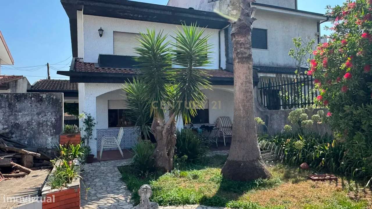 Moradia T2 Geminada com 3 Frentes, anexo multiuso, churrasqueira e Jar-7