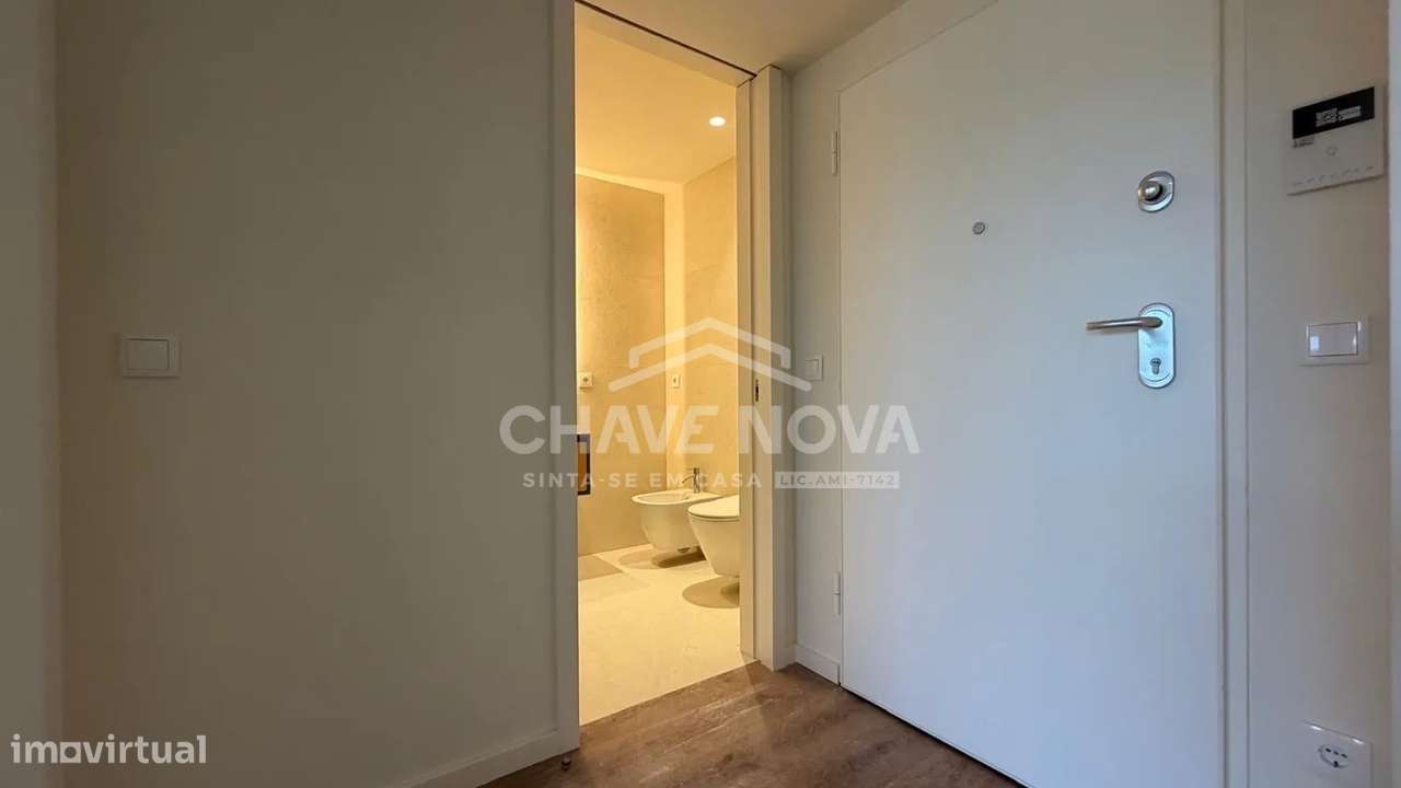 Apartamento T2 com garagem e varanda em Gaia-6