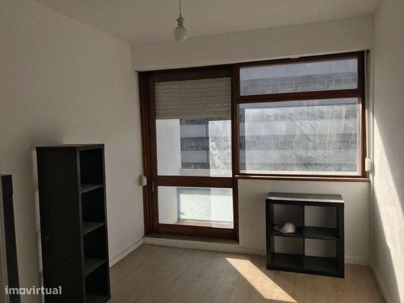 ALUGO T2 JUNTO A ESTACÃO DO METRO DA TRINDADE - Grande imagem: 4/9