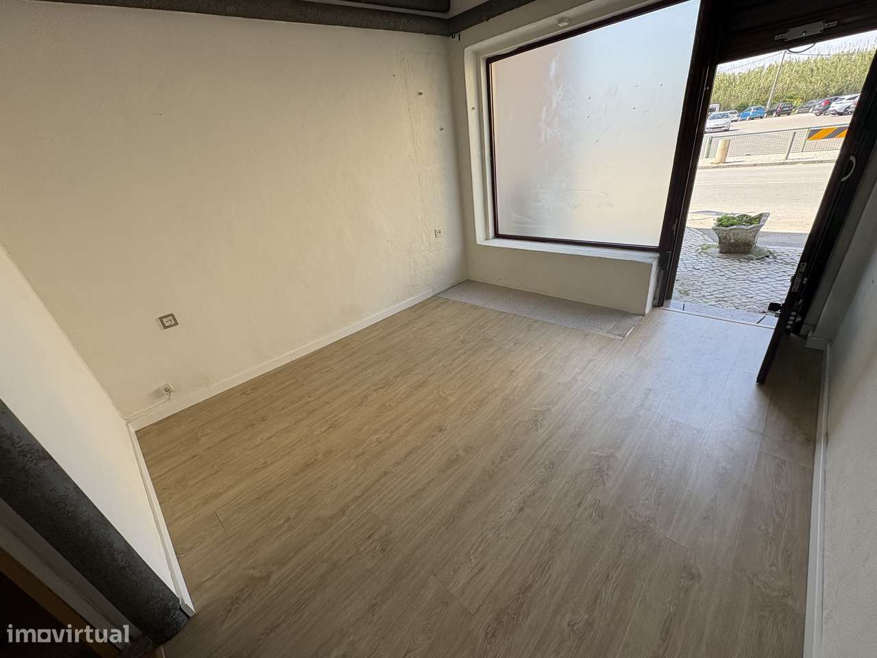 Espaço comercial com uma área total de 15,5 m2 no rés do chão-8