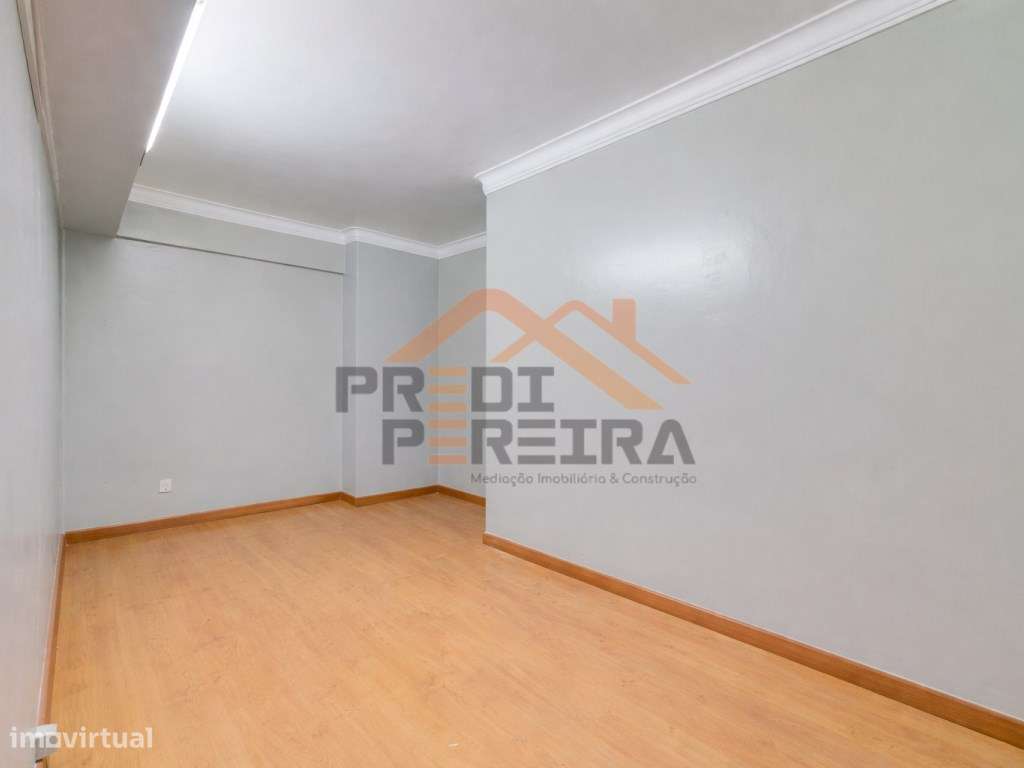 Situado em Odivelas, armazém com cerca de 180 m2.-11