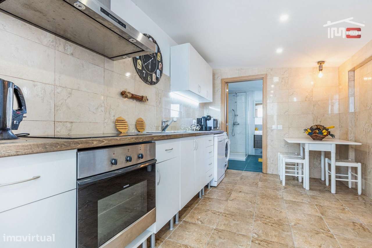 Moradia Mobilada T2 Semi-Remodelada na Atalaia, Coz. Equipada, Logr... - Grande imagem: 5/14