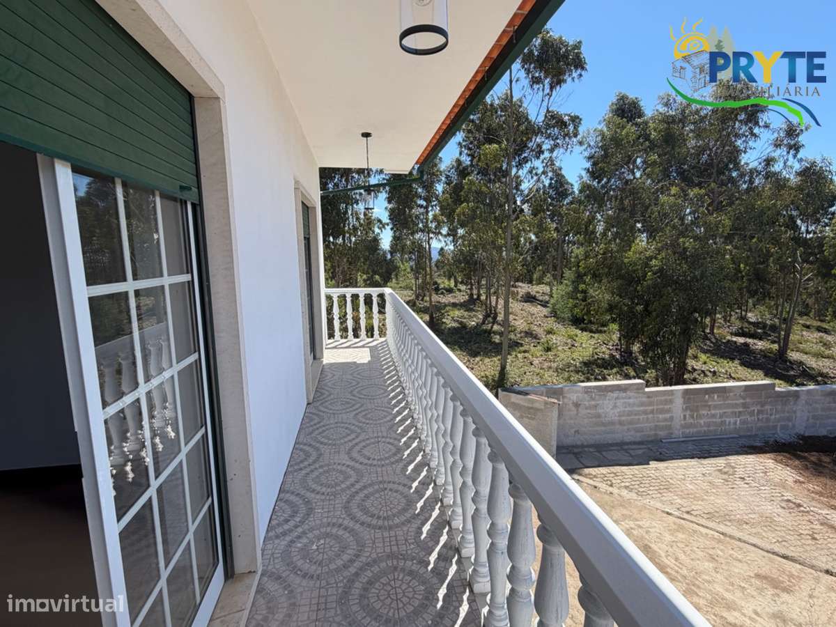 Moradia em Excelentes Condições com Amplo Terreno - Oportunidade Única-14