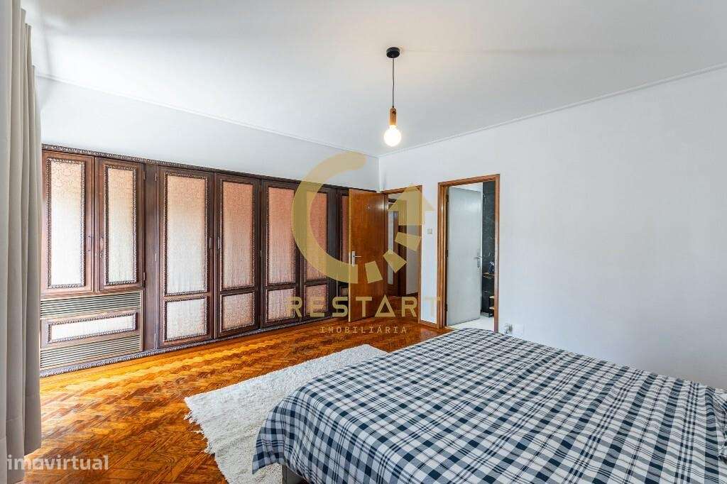 Moradia T11 Remodelada – Venda com Rendimento Garantido – Santa Luzia,-32