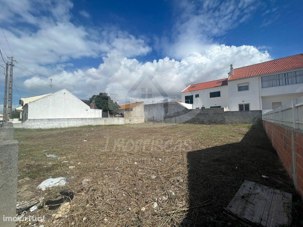 Terreno urbano para construção, com 400m2, no Montijo.