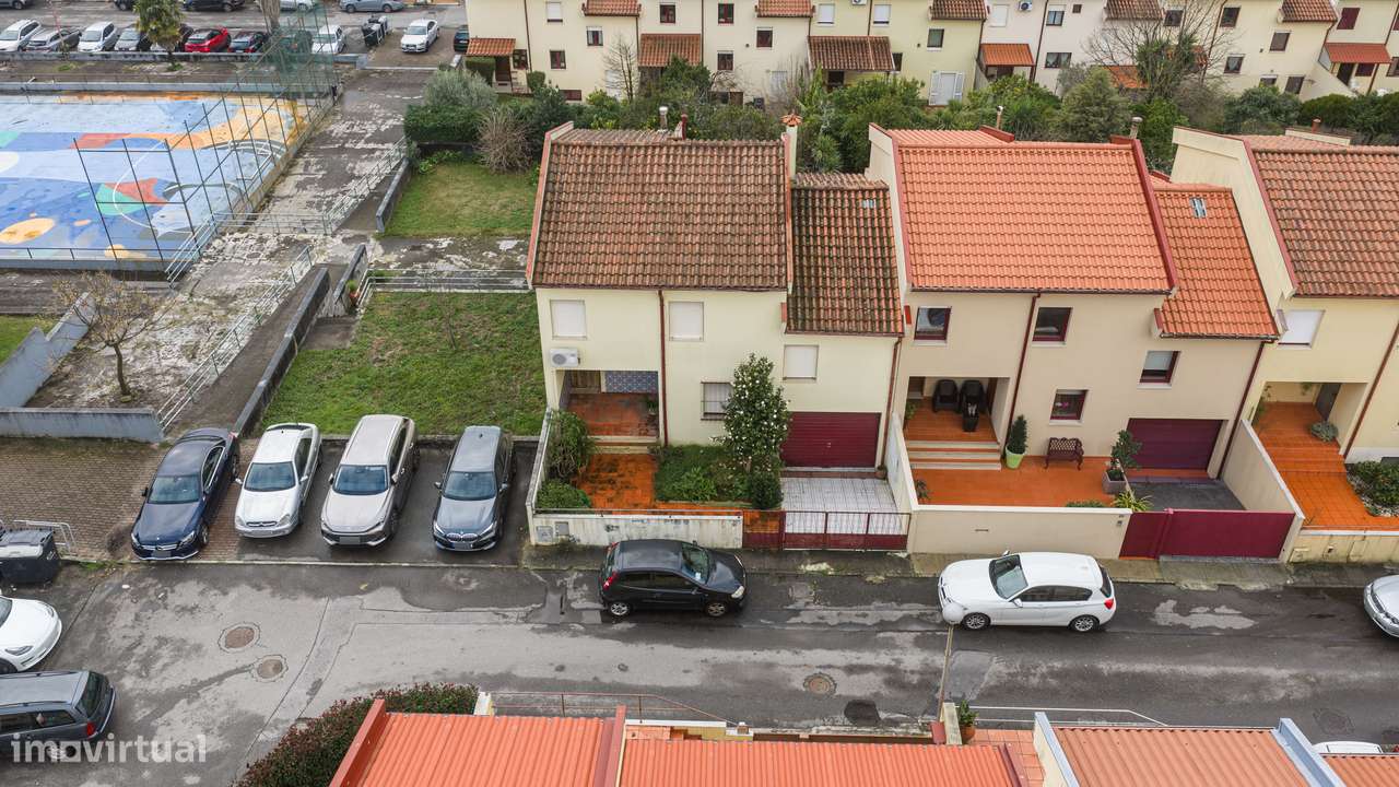 Moradia T4 de gaveto em Nogueira - Grande imagem: 2/49