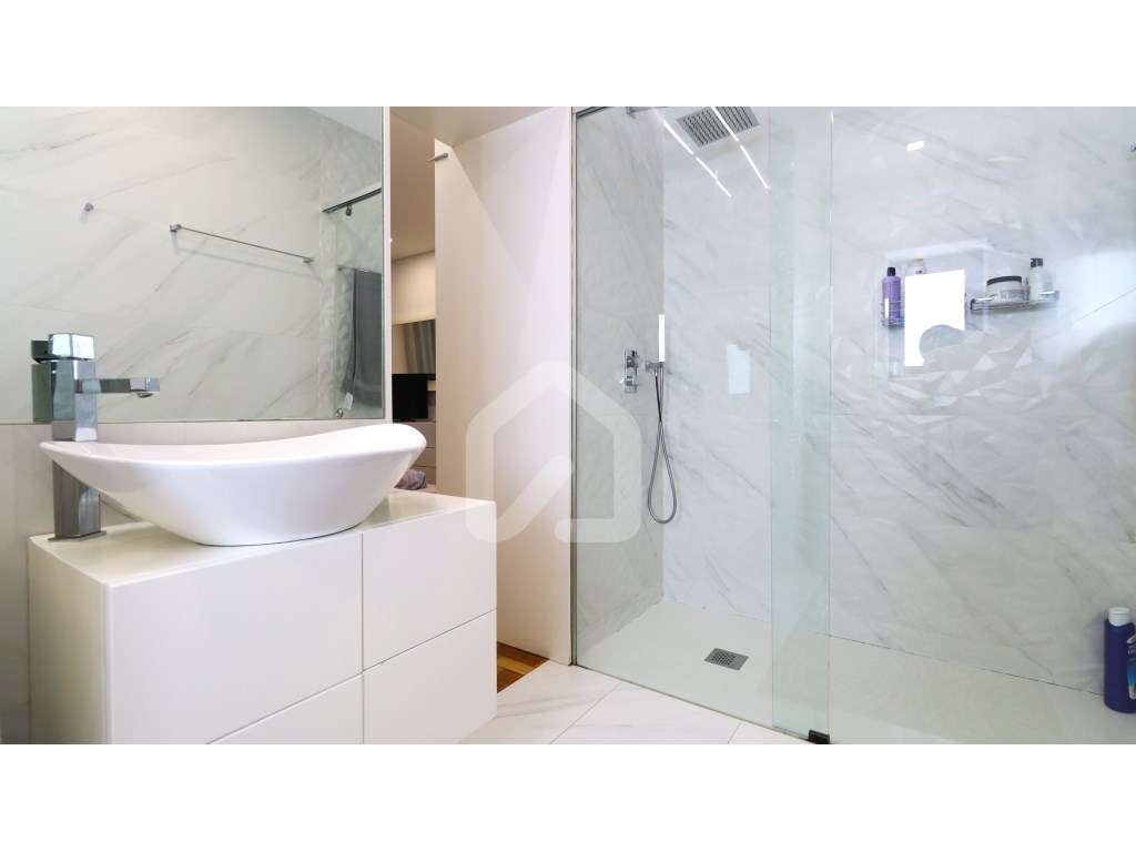 Moradia individual T4+1 com piscina, em Esmeriz-24