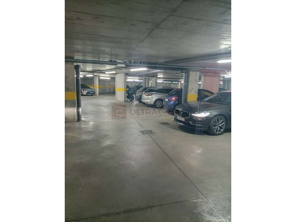 Vende-se Excelente T3 na Pontinha com 2 Lugares de Parqueamento-48