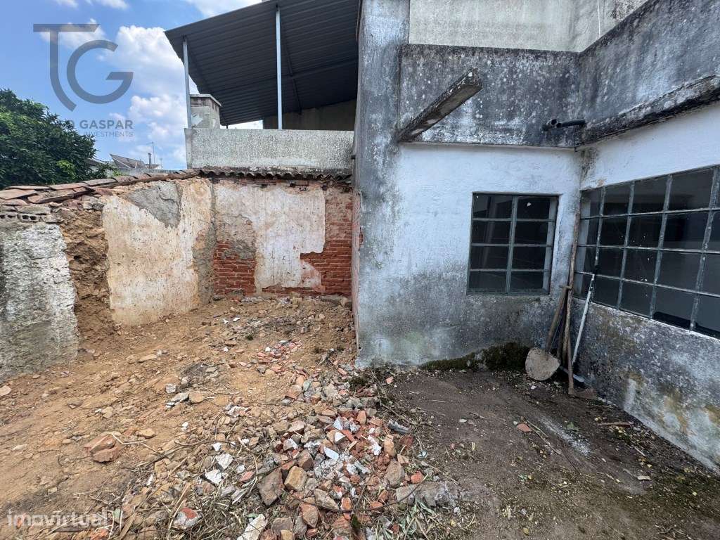 Moradia T2+2 com logradouro no centro de Gavião-6