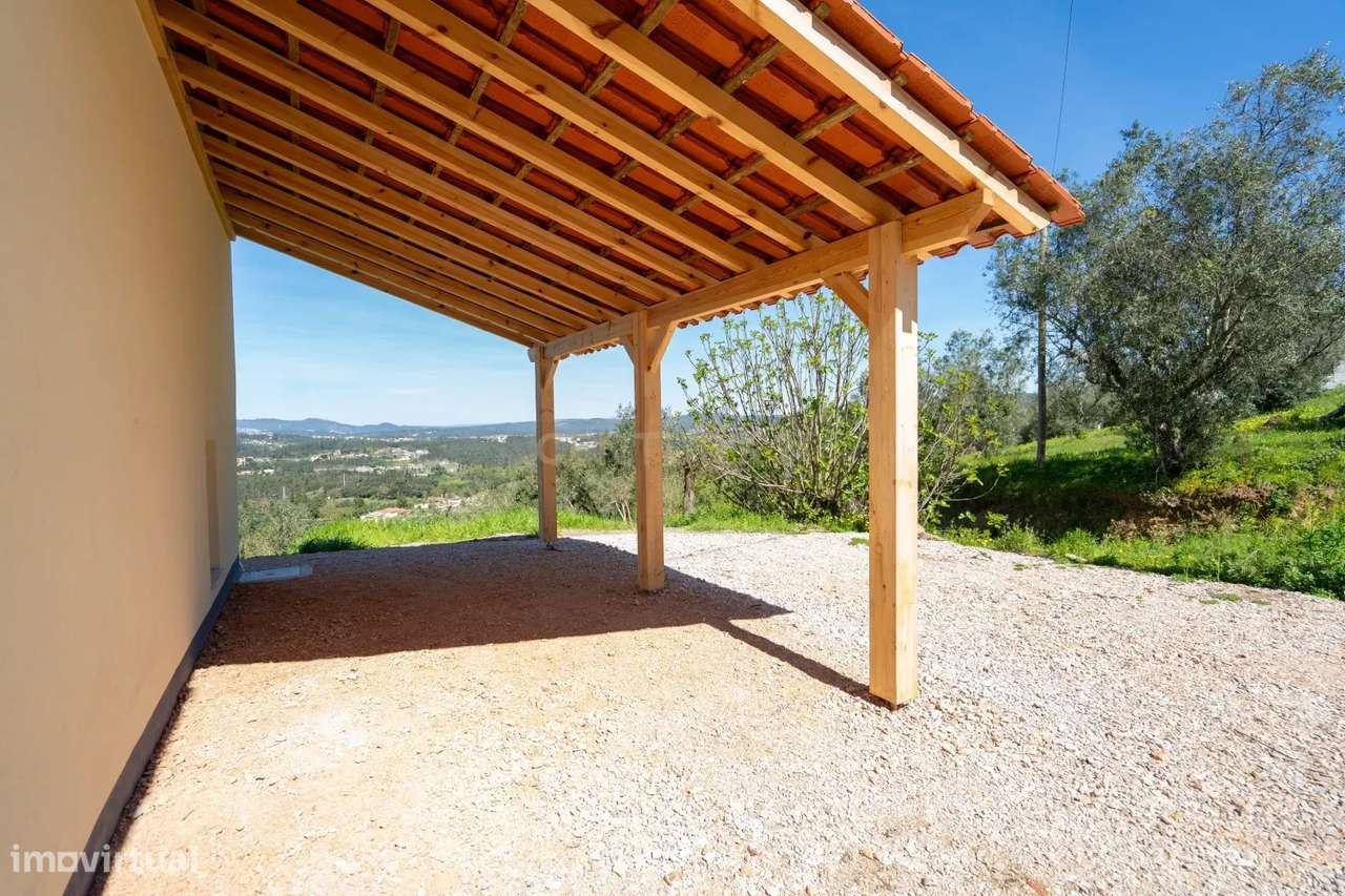 Moradia T3 de dois pisos com terreno totalmente renovada a cinco minut-5