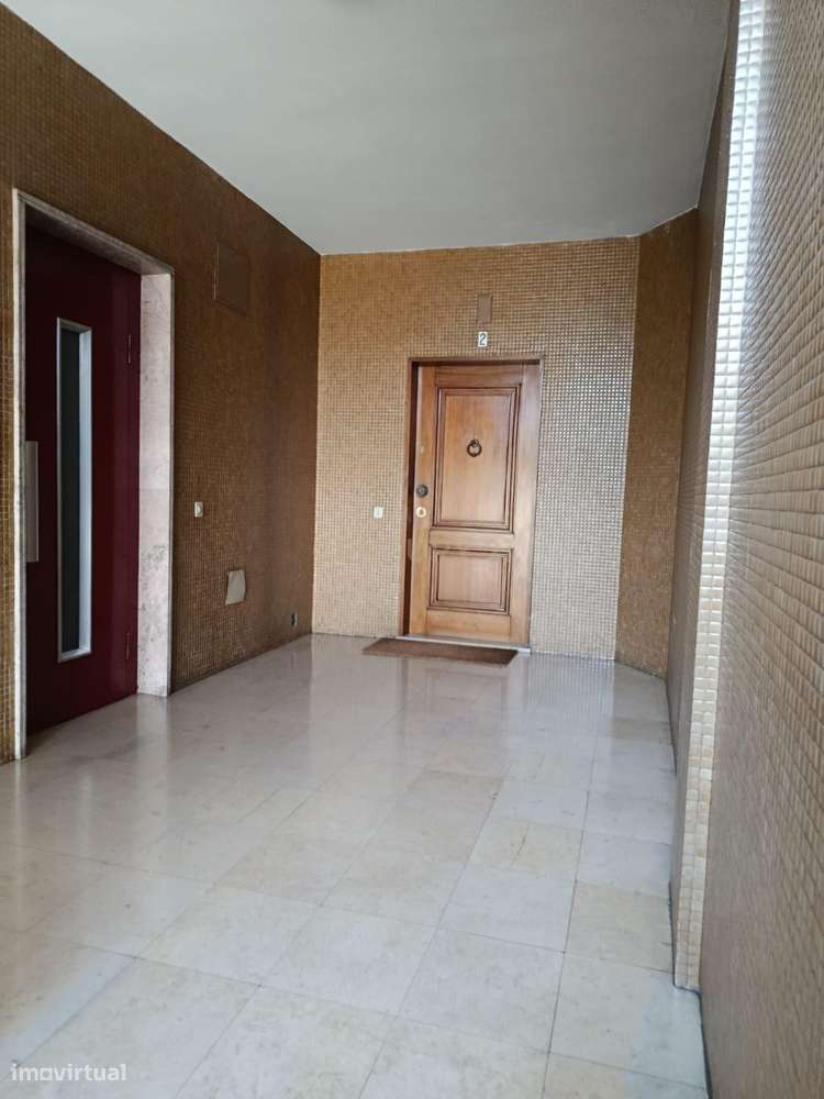 Apartamento T4 na Avenida Fernão de Magalhães — Espaço, Potencial e Di-18