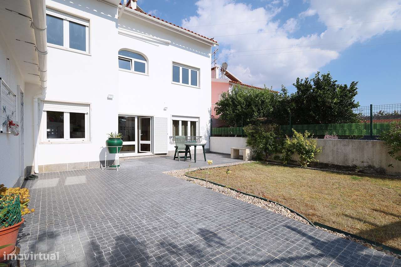 Moradia com duas fracções – Rentabilidade Imediata – Porto Salvo – Oei-22