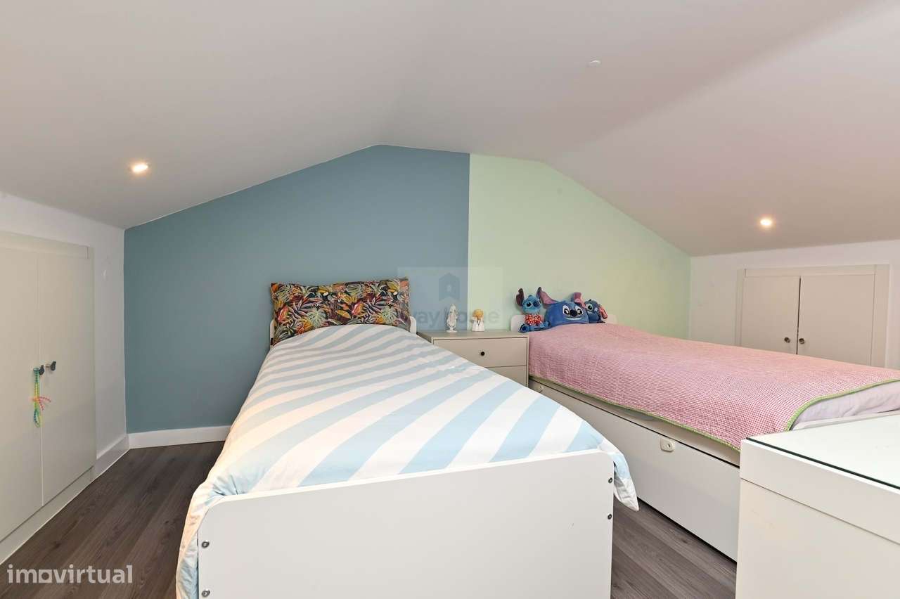 Moradia T3+1 | Sotão e Cave | Remodelada | Pátio Exterior | Amoreira |-27