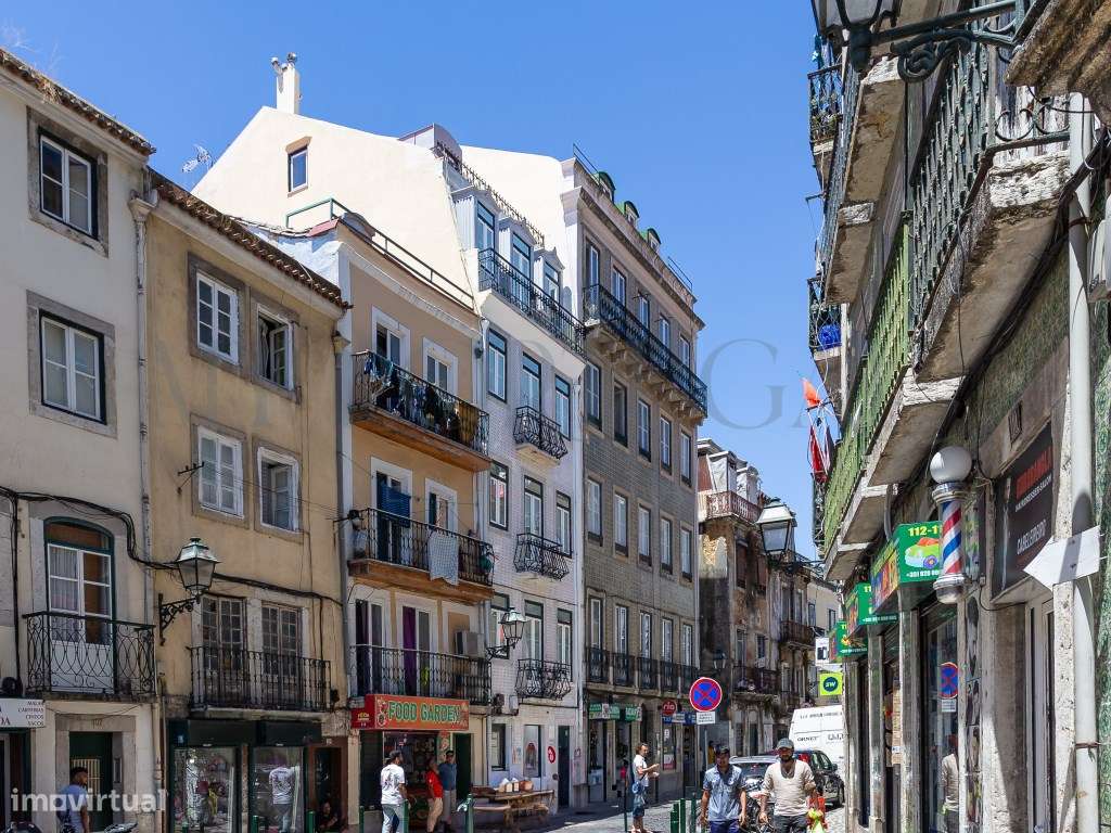 Conforto Urbano num T1 totalmente remodelado com varanda no coração...-12