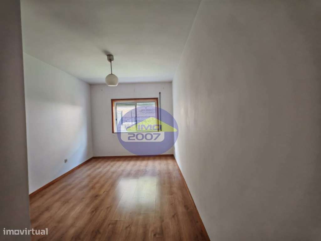 Apartamento T2 com terraço em Canelas-16