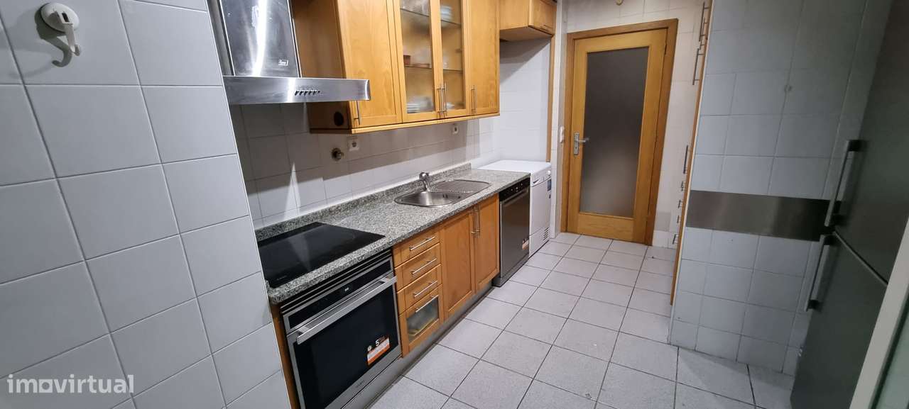 Apartamento T3 com terraço, garagem e localização central - Grande imagem: 2/39