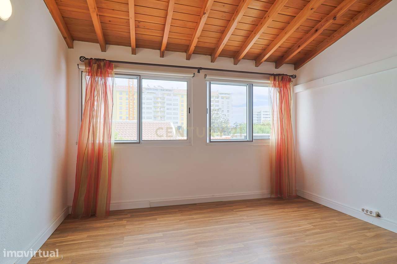Moradia T2+1 com sótão, garagem, jardim e logradouro – Ponta Delgada-34