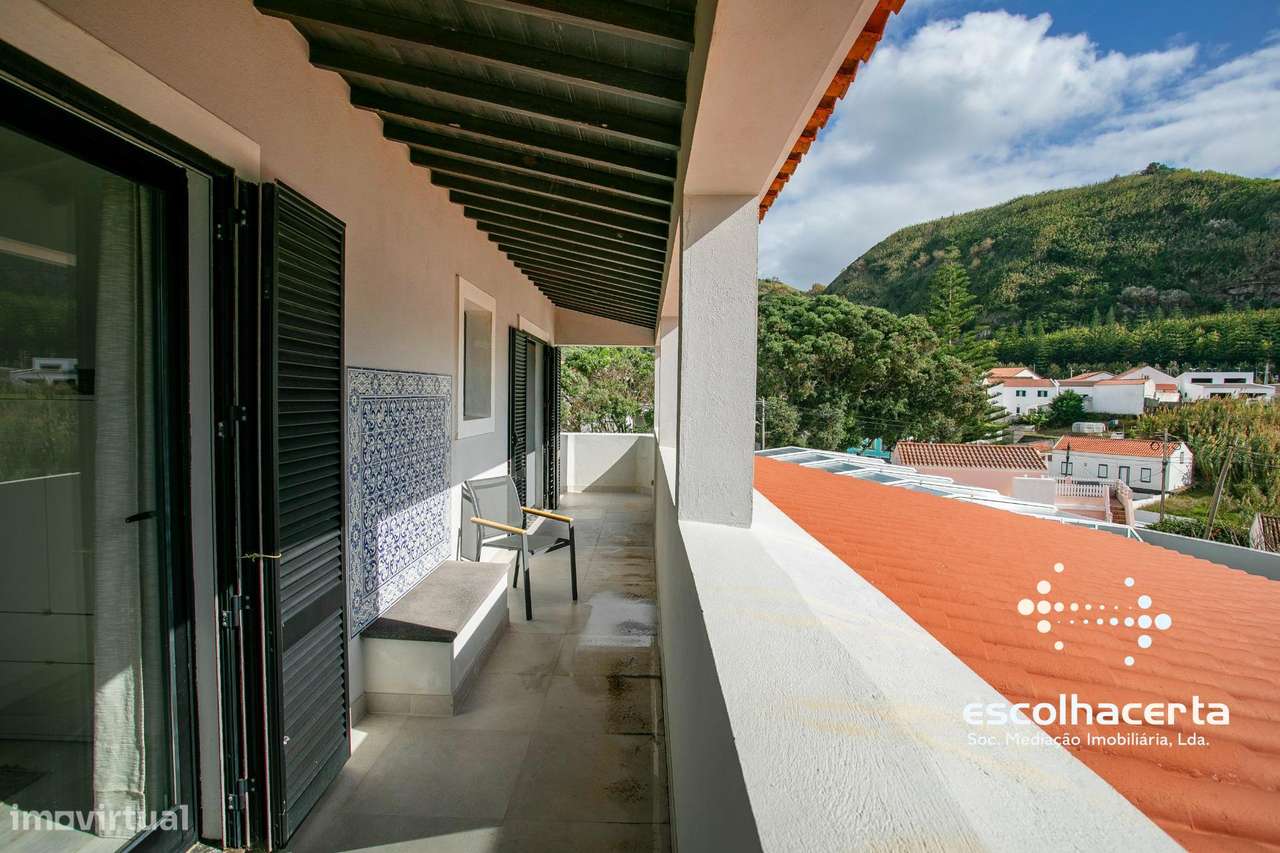 Villa de luxo com piscina coberta e vista para o mar-24