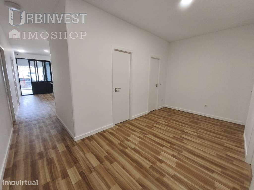 Loja Comercial Totalmente Remodelada no Centro de Quarteira, Algarve - Grande imagem: 3/32