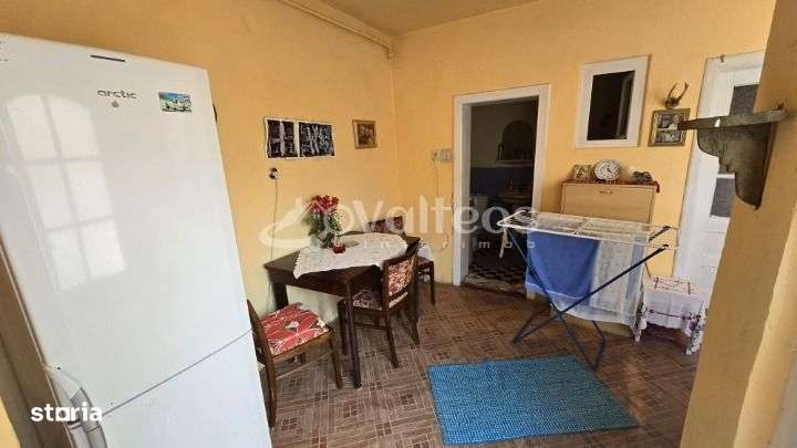 Resita, de vânzare casă, două corpuri, curte, zona centrală-13